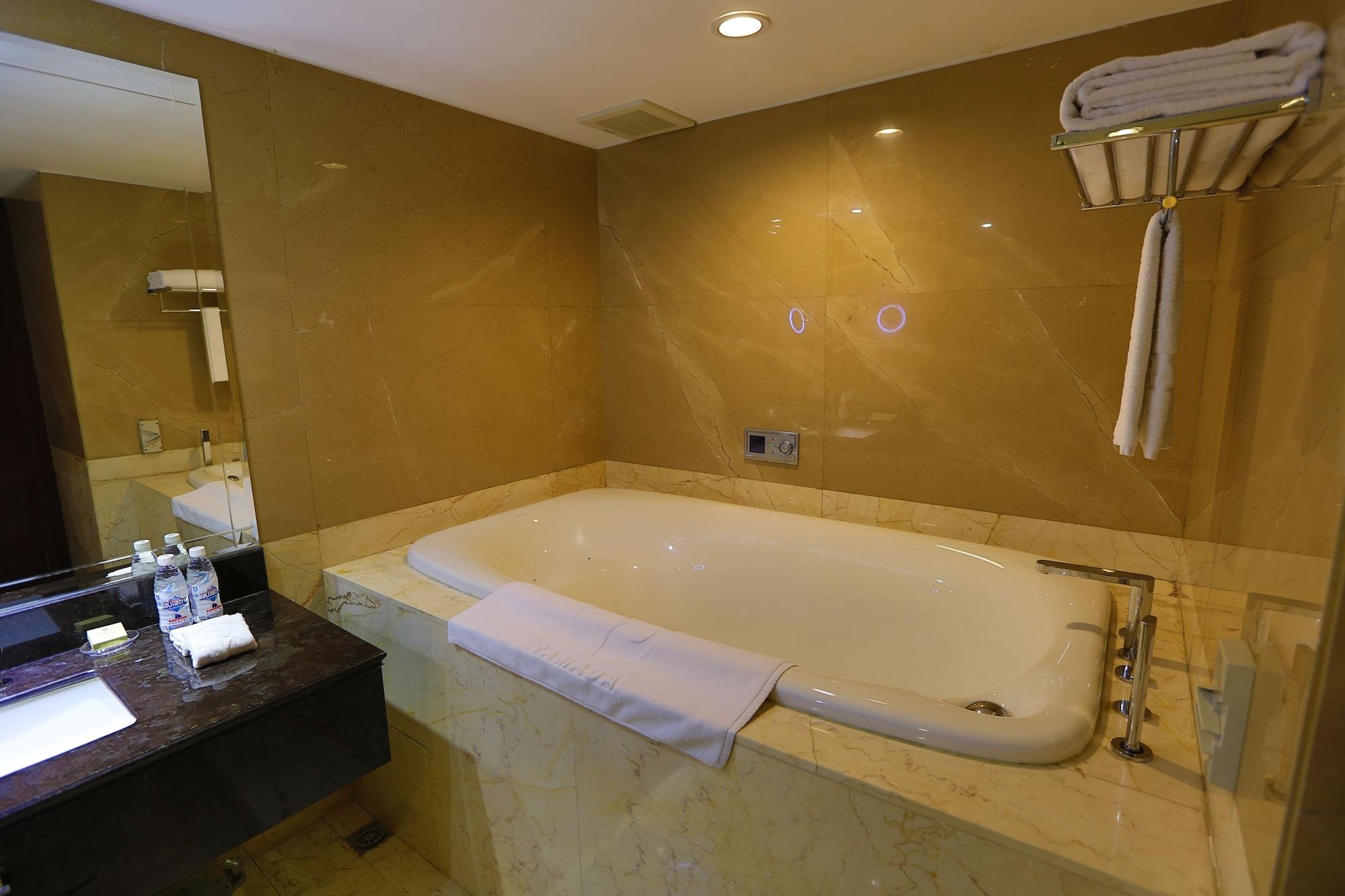 מלון Ramada Chengdu North מראה חיצוני תמונה